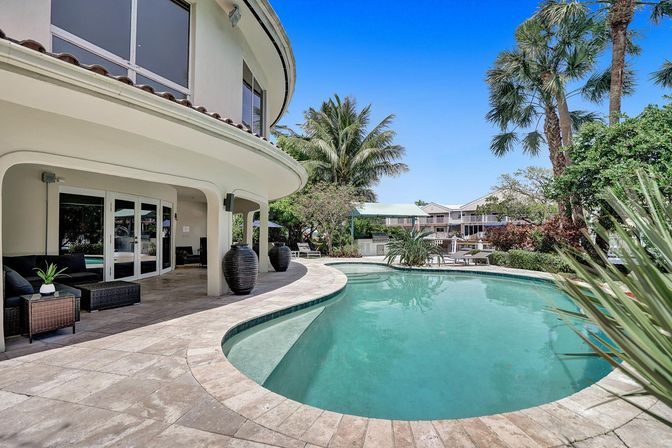 Wander Fort Lauderdale: 7-Bedroom Waterfront Retreat with Pool & Boat Dock image 87
