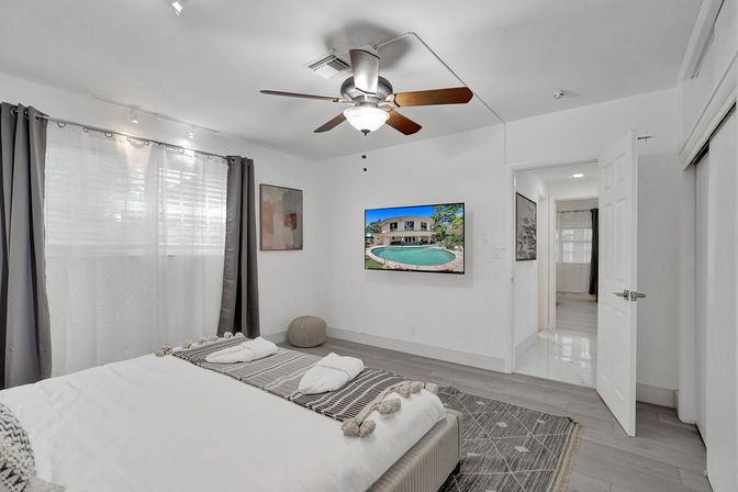 Wander Fort Lauderdale: 7-Bedroom Waterfront Retreat with Pool & Boat Dock image 7