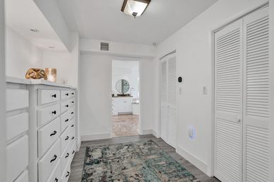 Wander Fort Lauderdale: 7-Bedroom Waterfront Retreat with Pool & Boat Dock image 68