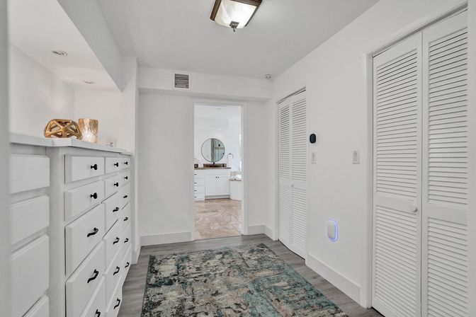 Wander Fort Lauderdale: 7-Bedroom Waterfront Retreat with Pool & Boat Dock image 68