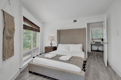 Wander Fort Lauderdale: 7-Bedroom Waterfront Retreat with Pool & Boat Dock image 60
