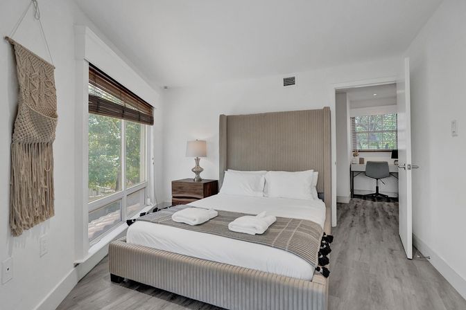 Wander Fort Lauderdale: 7-Bedroom Waterfront Retreat with Pool & Boat Dock image 60