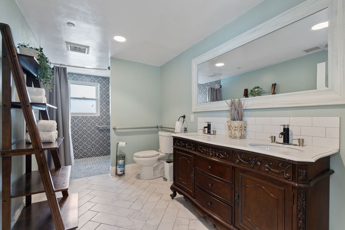 Good Life Sanctuary: 9 BR House + Event Space Access image 15