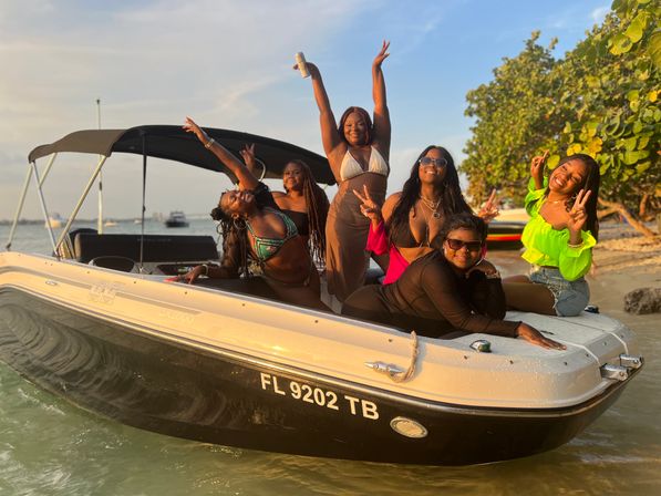 Miami Beach VIP Boat Tour: 2 Hours with Captain & Champagne image 10