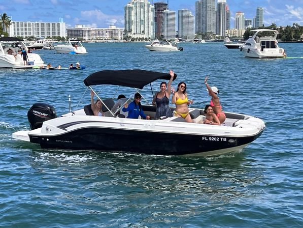Miami Beach VIP Boat Tour: 2 Hours with Captain & Champagne image 20