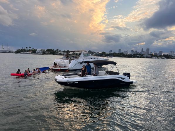 Miami Beach VIP Boat Tour: 2 Hours with Captain & Champagne image 23