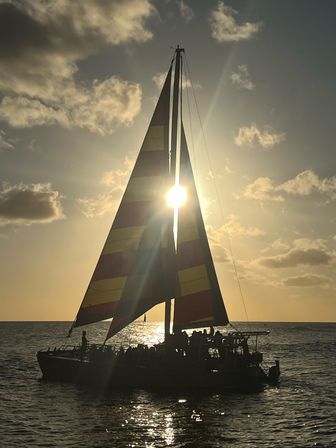 South Shore Open Sail from Kewalo Harbor with Complimentary Drinks image 4