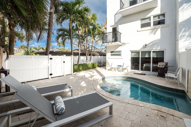 Beach Luxury Villa: 3 BR with Views, Elevator & Private Pool in Boca image 3