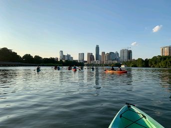 Iconic Bat Bridge Kayak Tour with City Skyline and Experienced Tour Guide image 5