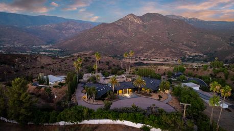 Wander Dia Del Sol: Luxury Desert Retreat in Palm Springs with Pool, Views & Modern Design image 3