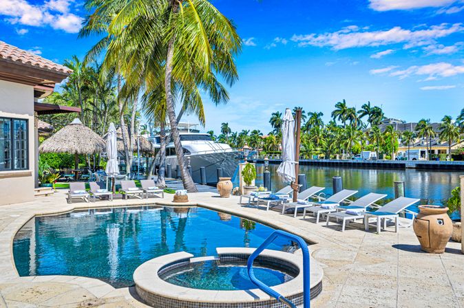 Royal Key Luxury Waterfront Villa for Groups: Heated Pool, Hot Tub & Dock Access image 31