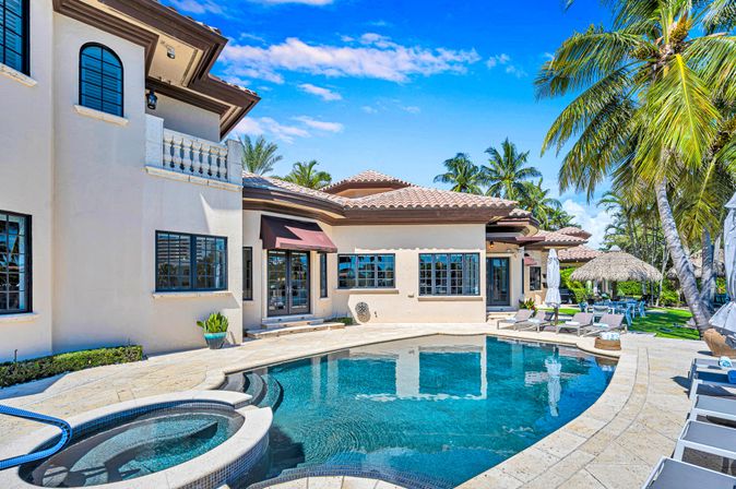 Royal Key Luxury Waterfront Villa for Groups: Heated Pool, Hot Tub & Dock Access image 33
