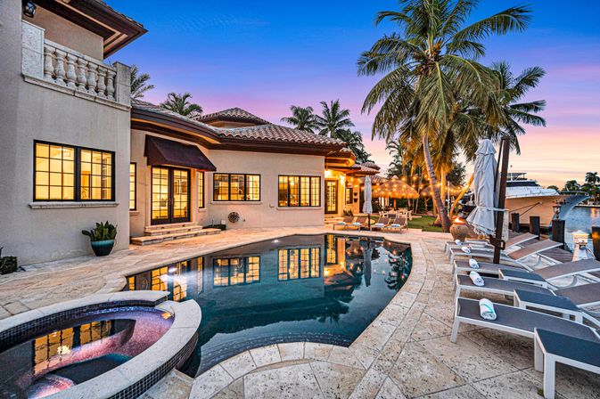 Royal Key Luxury Waterfront Villa for Groups: Heated Pool, Hot Tub & Dock Access image 5