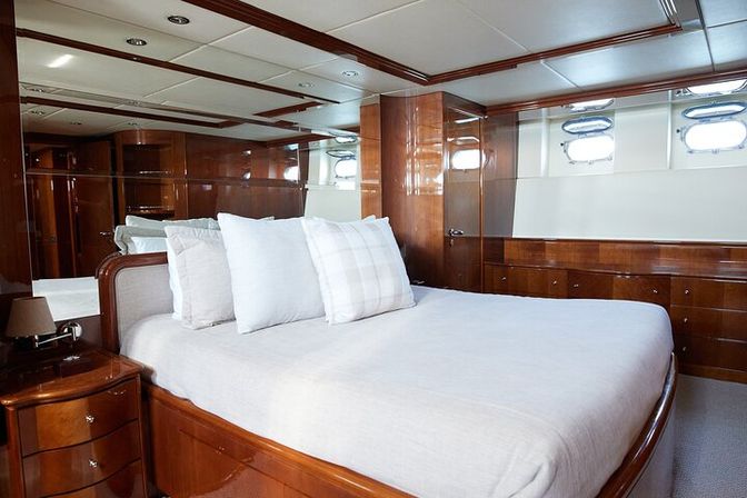 All-Inclusive Luxury Yacht Charter: Number Juan 100ft Azimut image 19