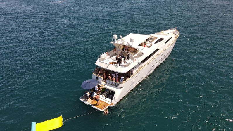 All-Inclusive Luxury Yacht Charter: Number Juan 100ft Azimut image 6