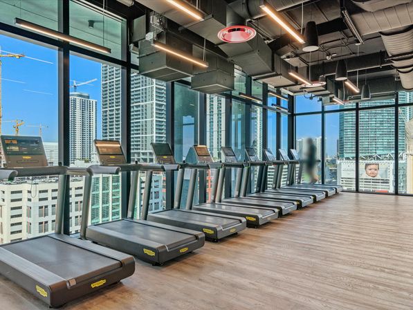 Bay Views, Rooftop Pool & Downtown Vibes image 6