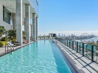Bay Views, Rooftop Pool & Downtown Vibes image 5