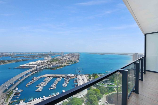 Bay Views, Rooftop Pool & Downtown Vibes image 14