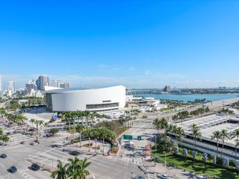 Bay Views, Rooftop Pool & Downtown Vibes image 11