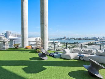 Bay Views, Rooftop Pool & Downtown Vibes image 10