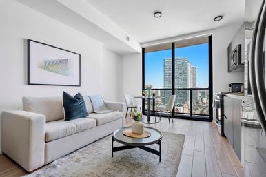 Bay Views, Rooftop Pool & Downtown Vibes image 12