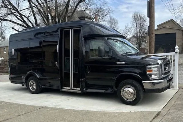 Pittsburgh Airport Limo Service with Private Chauffeurs, Curbside Pickup & Real-Time Flight Tracking image 3