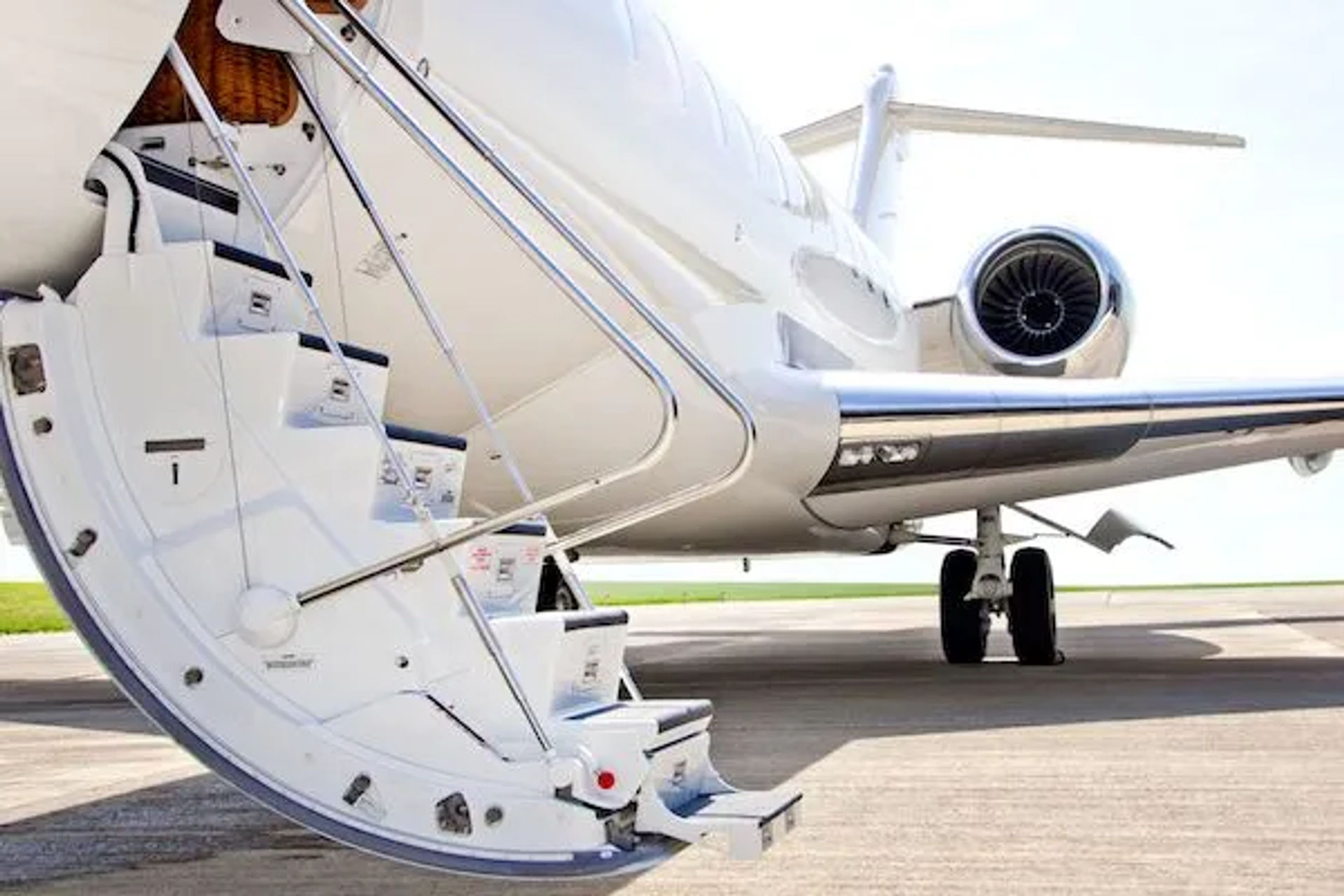 Pittsburgh Airport Limo Service with Private Chauffeurs, Curbside Pickup & Real-Time Flight Tracking image 1