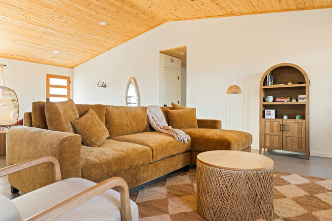 The Golden Abode: 3-Bedroom Rental with Fire Pit, Hammocks, Hot Tub & Cowboy Pool with Deck for the Ultimate Desert Escape image 10
