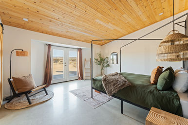 The Golden Abode: 3-Bedroom Rental with Fire Pit, Hammocks, Hot Tub & Cowboy Pool with Deck for the Ultimate Desert Escape image 22