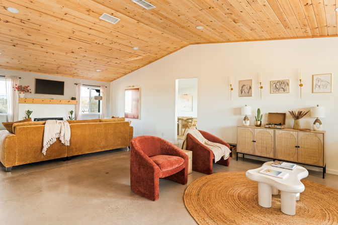 The Golden Abode: 3-Bedroom Rental with Fire Pit, Hammocks, Hot Tub & Cowboy Pool with Deck for the Ultimate Desert Escape image 7