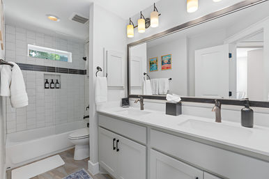 Wander Austin Serenity: Tranquil 4 BR Escape in the Heart of Austin image 12