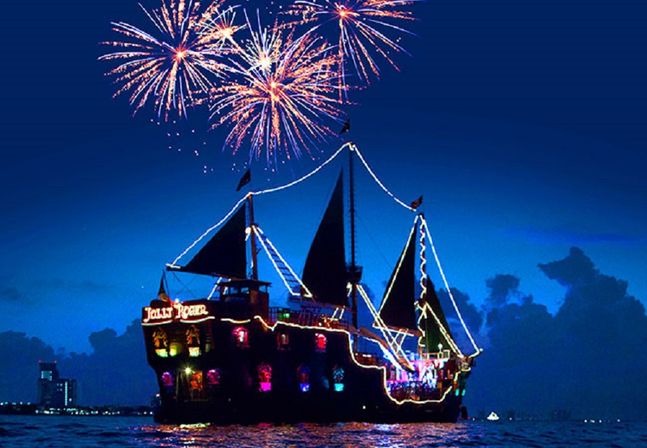 Jolly Roger Deluxe Experience: Dinner, Cruise & Pirate Show image 5