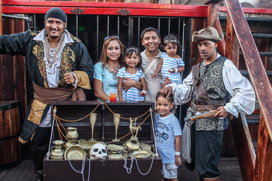 Jolly Roger Deluxe Experience: Dinner, Cruise & Pirate Show image 3