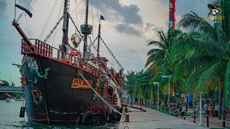 Jolly Roger Deluxe Experience: Dinner, Cruise & Pirate Show image 1