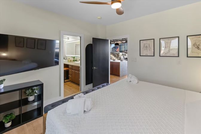 Skyline Penthouse: Hot Tub, Fire Pit + Rooftop Patio in the Heart of Downtown image 17