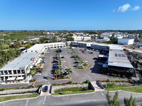 Luxury Suites: Close to Airport, Beaches & Fine Dining image 10