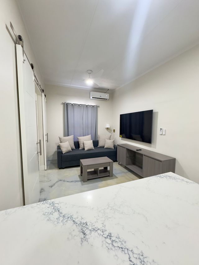 Luxury Suites: Close to Airport, Beaches & Fine Dining image 3
