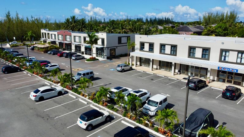 Luxury Suites: Close to Airport, Beaches & Fine Dining image 11