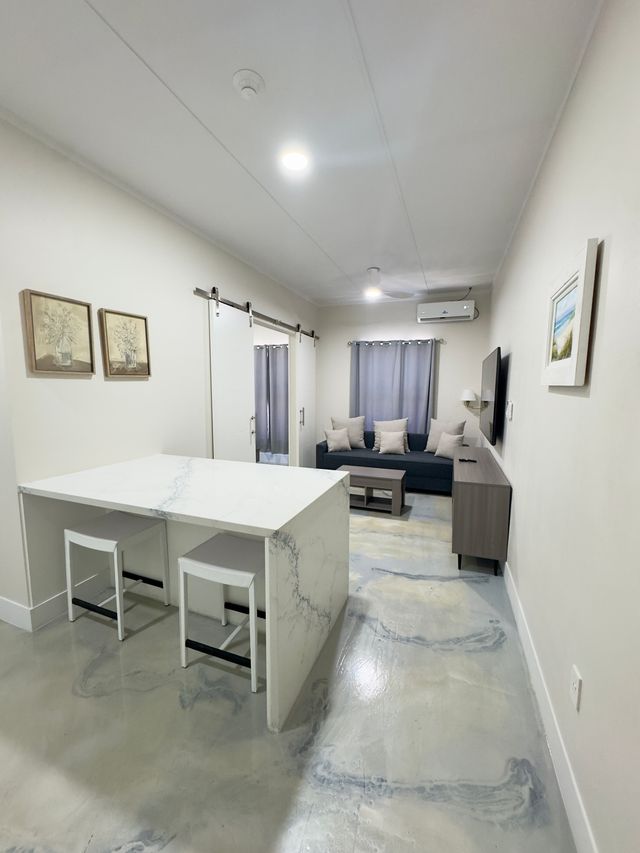 Luxury Suites: Close to Airport, Beaches & Fine Dining image 4