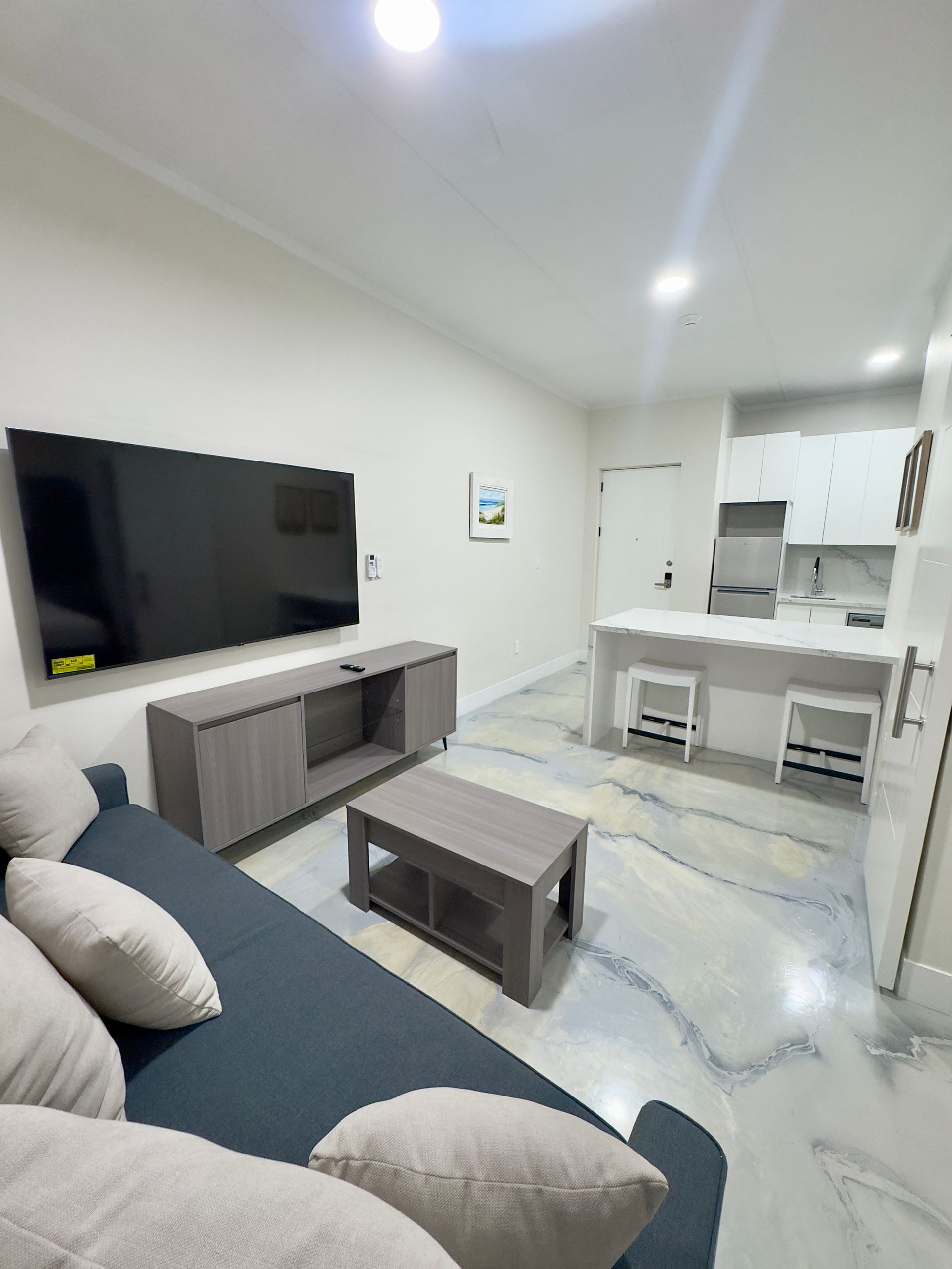 Luxury Suites: Close to Airport, Beaches & Fine Dining image 1