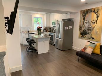 Polk Street Suites: Cozy Rowhouse Retreat image 6