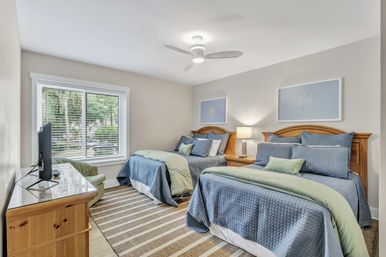 Harbour Town Retreat: Sea Pines 3BR Villa with Pool, Golf Views & Walk to Harbour Town image 33