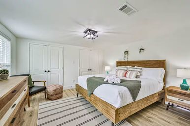 Retro Paradise: Charming Rental with Private Backyard + Hot Tub, 10 Min to Downtown image 39