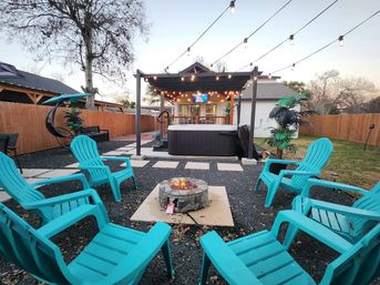 Retro Paradise: Charming Rental with Private Backyard + Hot Tub, 10 Min to Downtown image 7