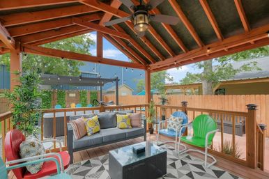 Retro Paradise: Charming Rental with Private Backyard + Hot Tub, 10 Min to Downtown image 5