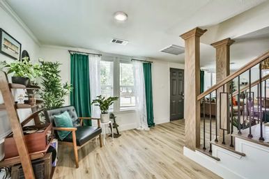 Retro Paradise: Charming Rental with Private Backyard + Hot Tub, 10 Min to Downtown image 4
