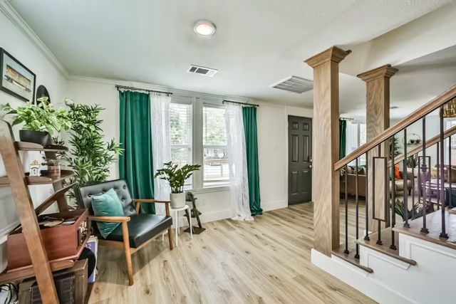Retro Paradise: Charming Rental with Private Backyard + Hot Tub, 10 Min to Downtown image 4