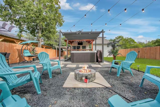 Retro Paradise: Charming Rental with Private Backyard + Hot Tub, 10 Min to Downtown image 3