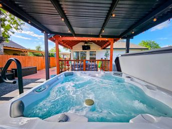 Retro Paradise: Charming Rental with Private Backyard + Hot Tub, 10 Min to Downtown image 2