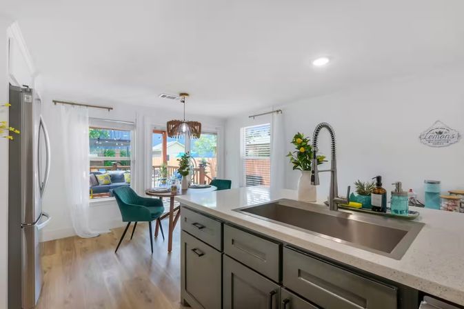 Retro Paradise: Charming Rental with Private Backyard + Hot Tub, 10 Min to Downtown image 10